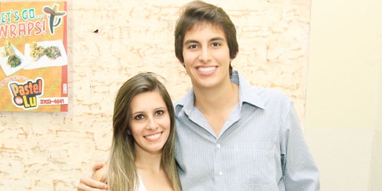 Paula Peixoto e Lucas Cintra, em restaurante da cidade